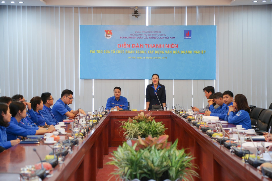 Chị Vũ Thị Thu Hương, Bí thư Đoàn Thanh niên Tập đoàn phát biểu khai mạc diễn đàn