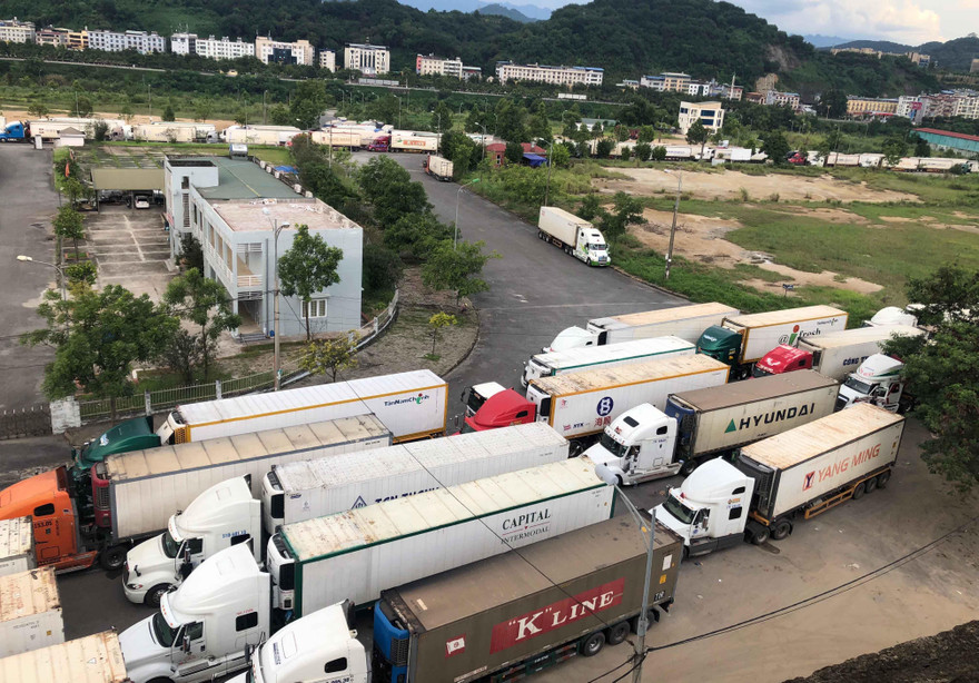 Hàng trăm xe container đang ùn ứ tại Cửa khẩu Quốc tế đường bộ số II Kim Thành.