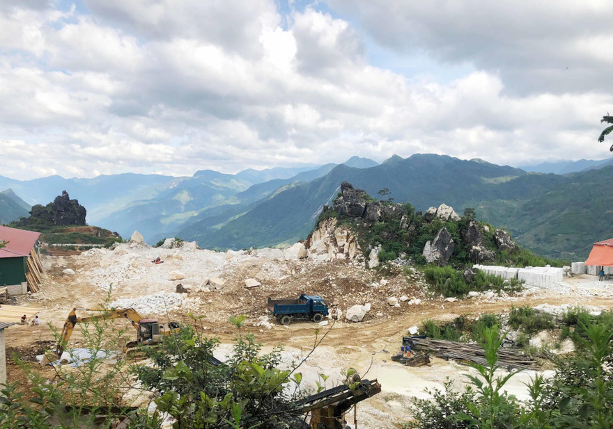 Cảnh quan ở thôn Hầu Chư Ngài bị ảnh hưởng bởi mỏ khai thác đá.