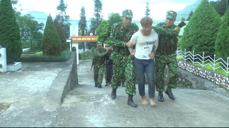 Lực lượng biên phòng Lào Cai áp giải đối tượng Giàng A Nô.