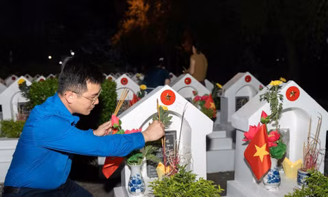 Hàng nghìn ngọn nến thắp sáng Nghĩa trang Hàm Rồng trong ngày tri ân người có công