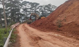 Thông xe đèo D’ran sau một tháng đóng vì sạt lở