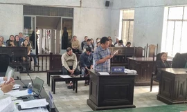 Phiên toà xét xử các bị cáo.