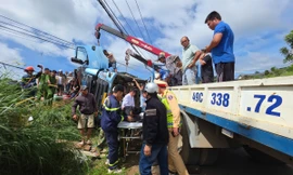 Giải cứu hai người mắc kẹt trong cabin xe tải lật trên đèo ở Lâm Đồng