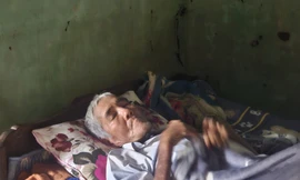 Người đàn ông ôm thi thể mẹ giữa dòng lũ