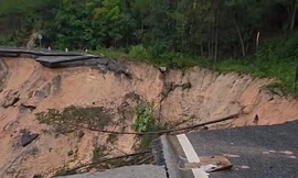 Đoạn đường rộng gần 50m sụt xuống tạo thành hàm ếch sâu khoảng 30m.