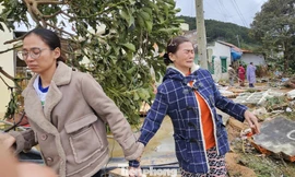 Xót xa cảnh tan hoang sau mưa lũ ở Lâm Đồng, nhiều hộ chỉ còn trơ lại nền nhà