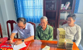 Ông Ba Minh được trao số tiền ủng hộ gần 1,6 tỷ đồng.