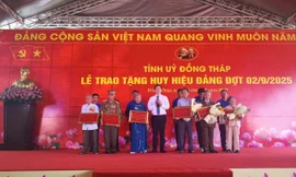 Bí thư Tỉnh uỷ Đồng Tháp Lê Quốc Phong trao Huy hiệu Đảng cho các Đảng viên cao niên.