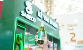 Khách tham quan khám phá và trải nghiệm không gian trưng bày của Sabeco tại triển lãm đất nước