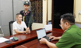 Giấu gần 2 bánh heroin trong khoang động cơ ô tô