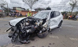 Ô tô con đâm trực diện xe tải trên quốc lộ 20 