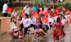 Học sinh hân hoan dự lễ khai giảng.