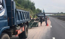 Lực lượng chức năng sử dụng các phương tiện xử lý sự cố.