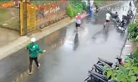 Một đối tượng hăm doạ người can ngăn khi xảy ra sự việc