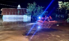 Mưa lớn khiến hàng trăm hộ dân ở Lâm Đồng chìm trong biển nước, sơ tán xuyên đêm