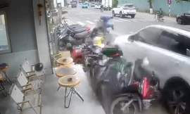 Ô tô tông hàng loạt xe máy, hất văng một người xuống đường
