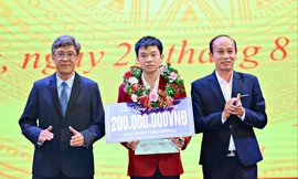 Lãnh đạo tỉnh Lâm Đồng trao tặng 200 triệu đồng cho Đặng Huy Hậu.