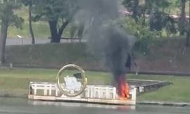 Cầu chữ Y bên hồ Xuân Hương chìm trong lửa, do người dân đốt vàng mã 