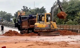 Cát đỏ tràn xuống, phủ kín một đoạn quốc lộ 1A ở Lâm Đồng