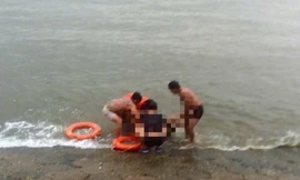 Nạn nhân được đưa vào bờ sơ cứu nhưng không qua khỏi. Ảnh: Phạm Duy.