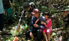 Ông Nguyễn Hữu Hà (đội mũ đỏ) được tiếp nước cùng đồ ăn.