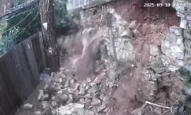 Taluy cao 3m bất ngờ đổ sập, vùi lấp hẻm dân sinh ở Lâm Đồng