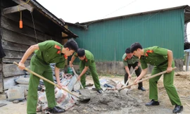 Lực lượng Công an tỉnh Lâm Đồng tham gia phong trào xoá nhà tạm, nhà dột nát.