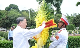 Tổng Bí thư Tô Lâm dâng hương tưởng niệm các Anh hùng, Liệt sĩ tại Điện Biên