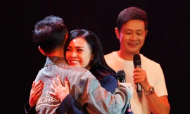 Tiến Đạt xúc động ôm Phương Thanh 