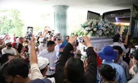 YouTuber vây quanh nơi hỏa táng Ngọc Trinh, người nhà cầu xin