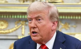 Giá vàng lao dốc, USD tăng cao do quyết định áp thuế trừng phạt của ông Trump