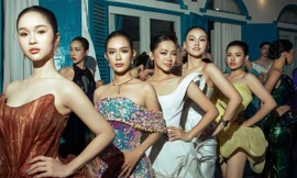 Tôn vinh áo dài trên bờ biển Vĩnh Hy