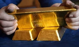 Vàng đầu tuần tiến sát mốc cao kỷ lục, chứng khoán nhích nhẹ