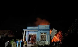 Căn nhà đổ sập sau tiếng nổ lớn