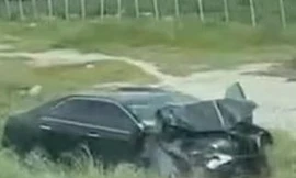 Ô tô 4 chỗ lao khỏi cao tốc, rơi xuống lề đường đất.