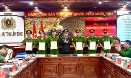 Các đơn vị thuộc Công an tỉnh Lâm Đồng nhận quyết định khen thưởng.