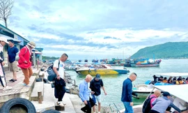 Du khách đi tham quan các đảo trên vịnh Nha Trang. Ảnh: Thanh Thanh