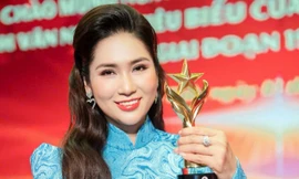 NSƯT Như Huỳnh đại diện cải lương miền Nam nhận giải cùng 200 nghệ sĩ