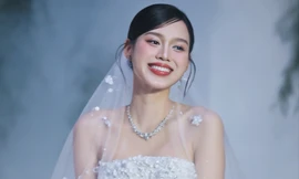 Đỗ Thị Hà thay 3 bộ váy cúp ngực ở lễ cưới 