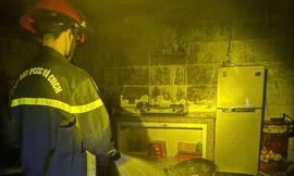 Cháy nhà trong đêm, lực lượng chức năng phá cửa cứu 4 người