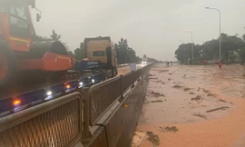 Lâm Đồng: Cát đỏ 'nuốt' một đoạn quốc lộ 1 