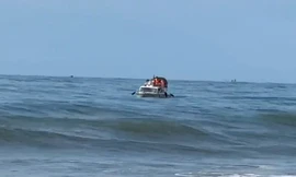 Tìm kiếm du khách TP.HCM bị sóng cuốn mất tích ở biển Kê Gà