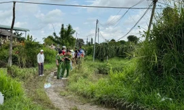 Phát hiện thi thể người đàn ông úp mặt dưới ruộng