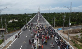 Người dân tụ tập tại trên cầu Rạch Miễu 2.