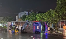 Hiện trường vụ lật xe tải.