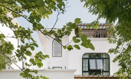 Biệt thự ba tầng đưa cây xanh dẫn lối vào nhà