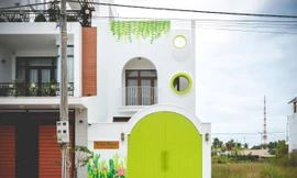 Ngôi nhà nổi bật với màu xanh lá