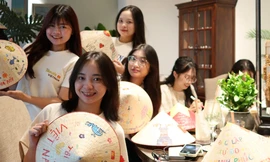 Cafe vẽ nón lá - Điểm hẹn văn hóa mới của giới trẻ cận kề ngày Đại lễ