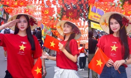 Bạn trẻ háo hức đón xem tổng hợp luyện diễu binh, diễu hành